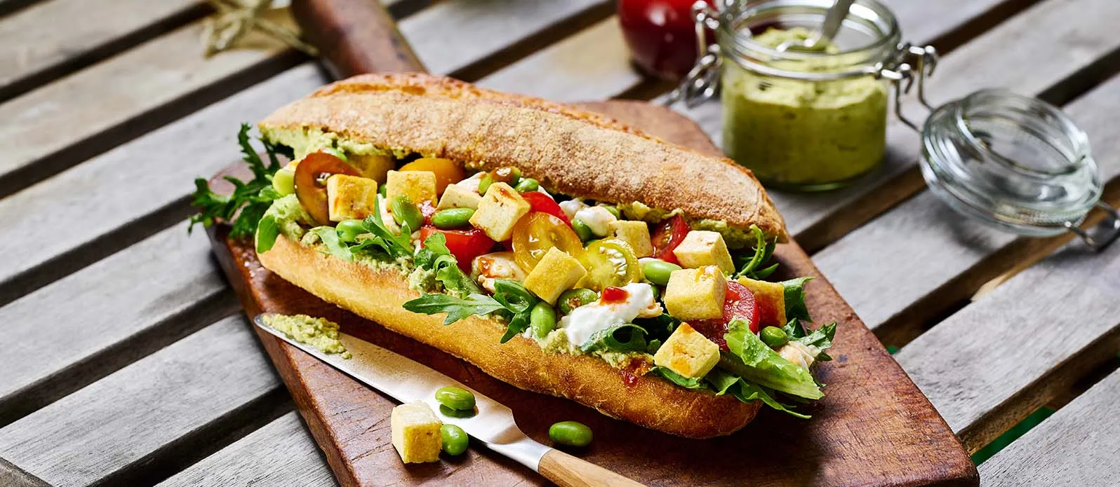Domatesli ve tofu pesto'lu burrata sandviç