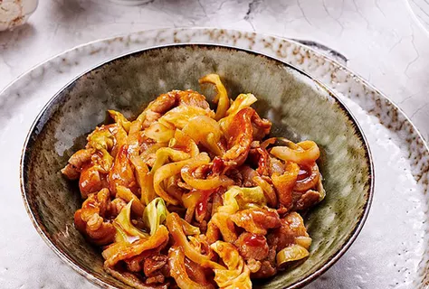 Kimchi ile Stir-Fry Domuz Göbeği