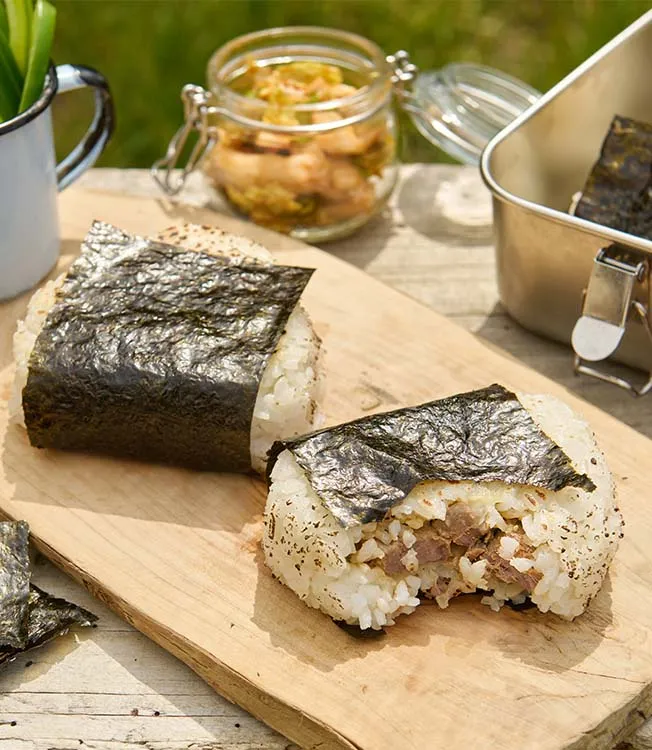 Kimchi soslu baharatlı ve ton balıklı onigiri