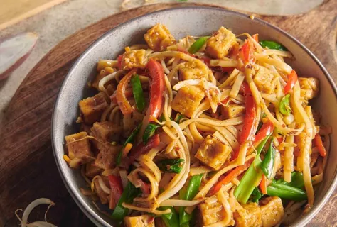 Tofu kızartma eriştesi: Vejetaryen Chow Mein