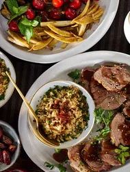 Fırında ağır pişmiş kuzu budu ve arpa şehriyeli pilav