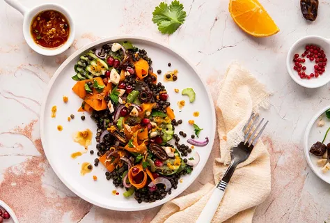 Narenciye sos eşliğinde hurmalı mercimek salatası