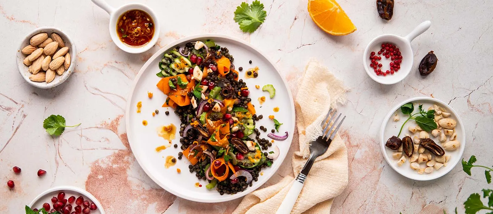 Narenciye sos eşliğinde hurmalı mercimek salatası