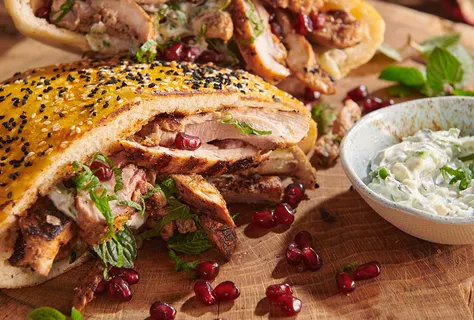 Pita ekmeğinde cacık soslu tavuk döner