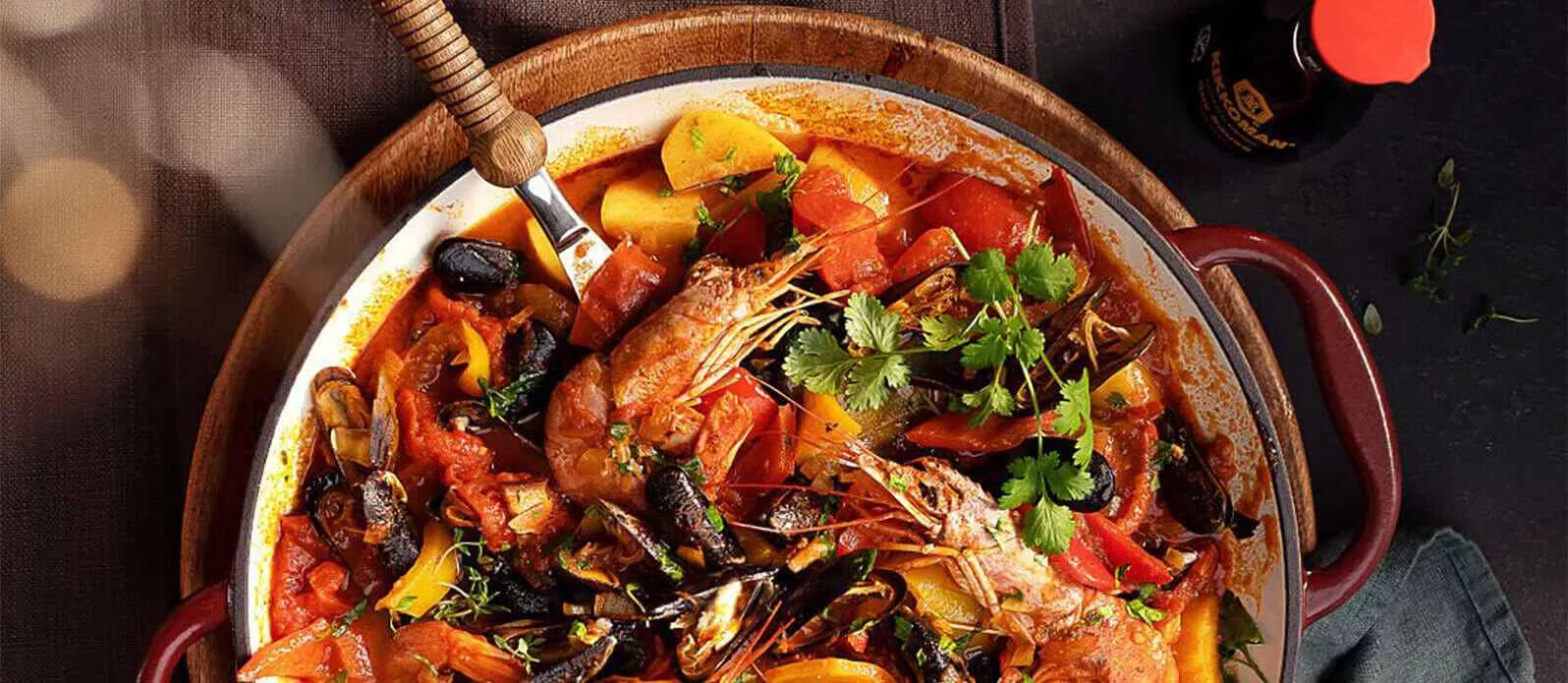 Fırında pişirilmiş midyeli ve karidesli cataplana