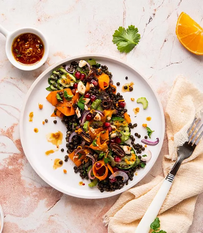 Narenciye sos eşliğinde hurmalı mercimek salatası
