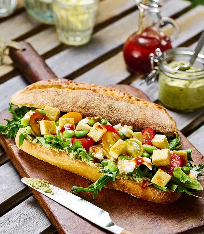 Domatesli ve tofu pesto'lu burrata sandviç