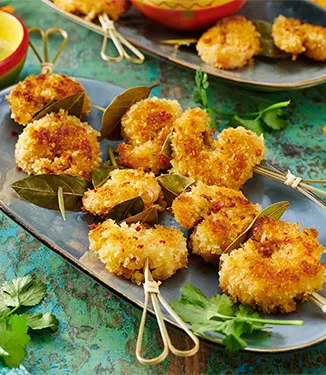 Kremalı edamame sosuyla acılı ekmek kırıntılı karides şiş
