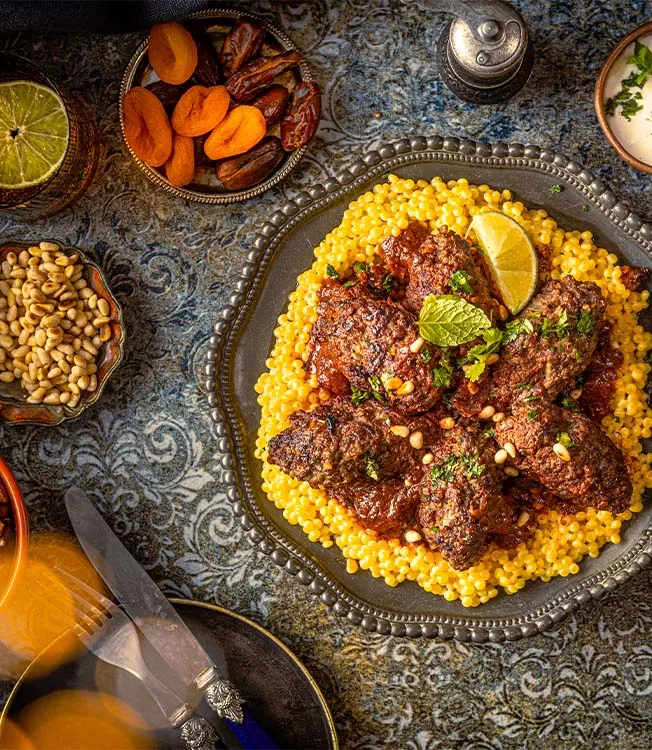 Yoğun domates ve soya soslu dana köfte