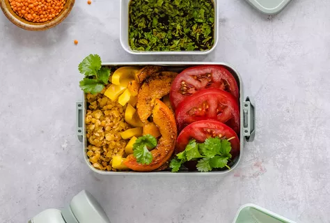 Pişmiş kabaklı ve mercimekli kase