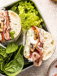 Izgara biber, burrata peyniri, prosciutto crudo jambonlu ve karamelize mantarlı ciabatta