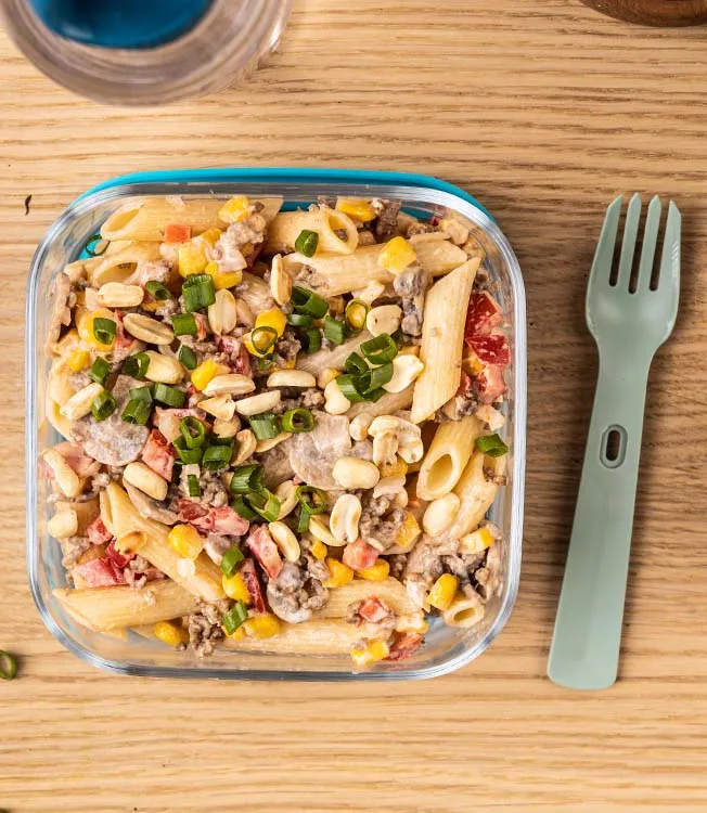 Etli ve mantarlı makarna salatası