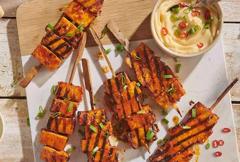 Teriyakiyle marine edilmiş tofu şiş