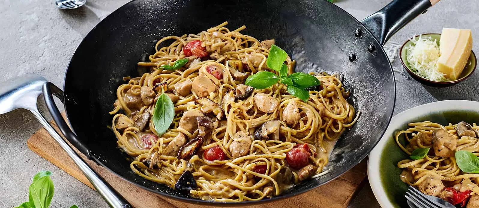 Teriyaki dokunuşuyla Alfredo soslu tavuklu makarna