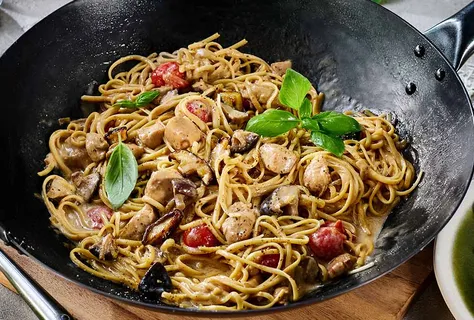 Teriyaki dokunuşuyla Alfredo soslu tavuklu makarna