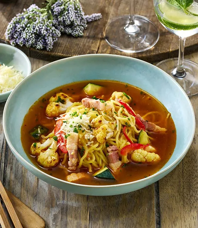 Kremalı ve baharatlı karbonara ramen