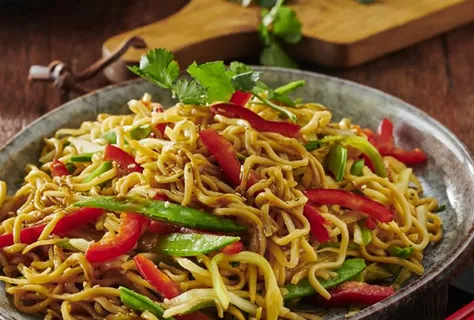 Asya Usulü Noodle Salatası