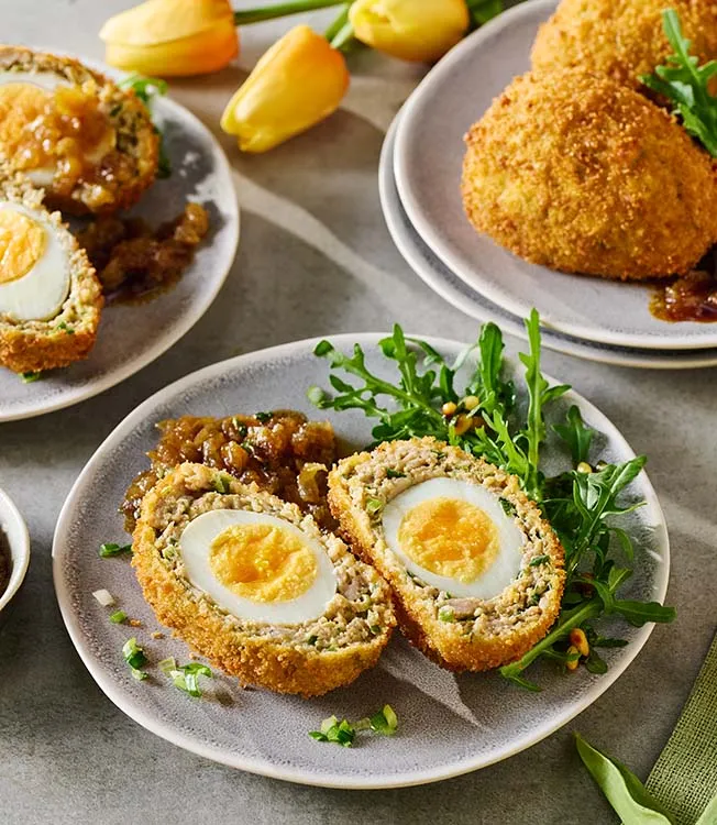 Soya soslu ve soğan konfitli İskoç yumurta