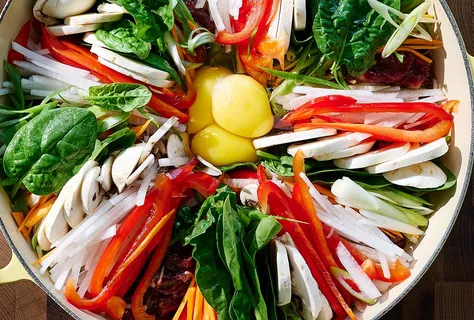 Sukiyaki tarzı Kore usulü jeongol güveç