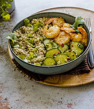 Narenciye kaplamalı karides ve salatalıkla kolay Kinoa kasesi