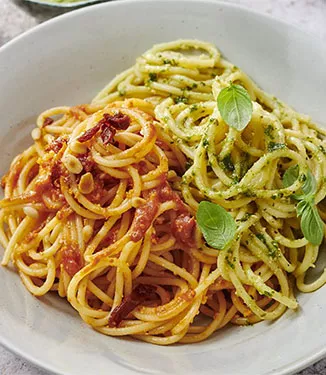 Domatesli avokadolu kırmızı yeşil pesto soslu makarna