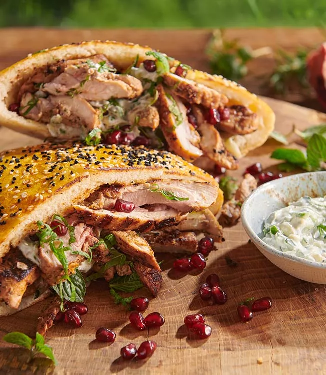 Pita ekmeğinde cacık soslu tavuk döner