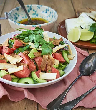 Çıtır tortilla şeritli karpuz salatası