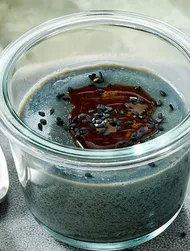 Siyah tahinli vegan goma panna cotta