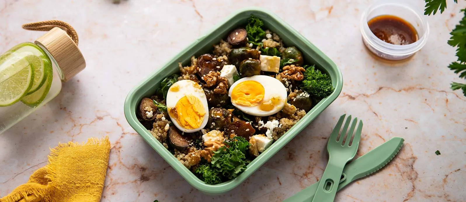 Karamelize filizli kinoa salatası