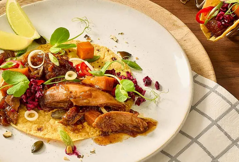 Salsa ve karamelleştirilmiş balkabağı ile kaz etli taco’lar