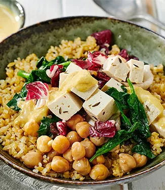 Vegan peynirle sağlıklı Bulgur ve Nohut Kasesi