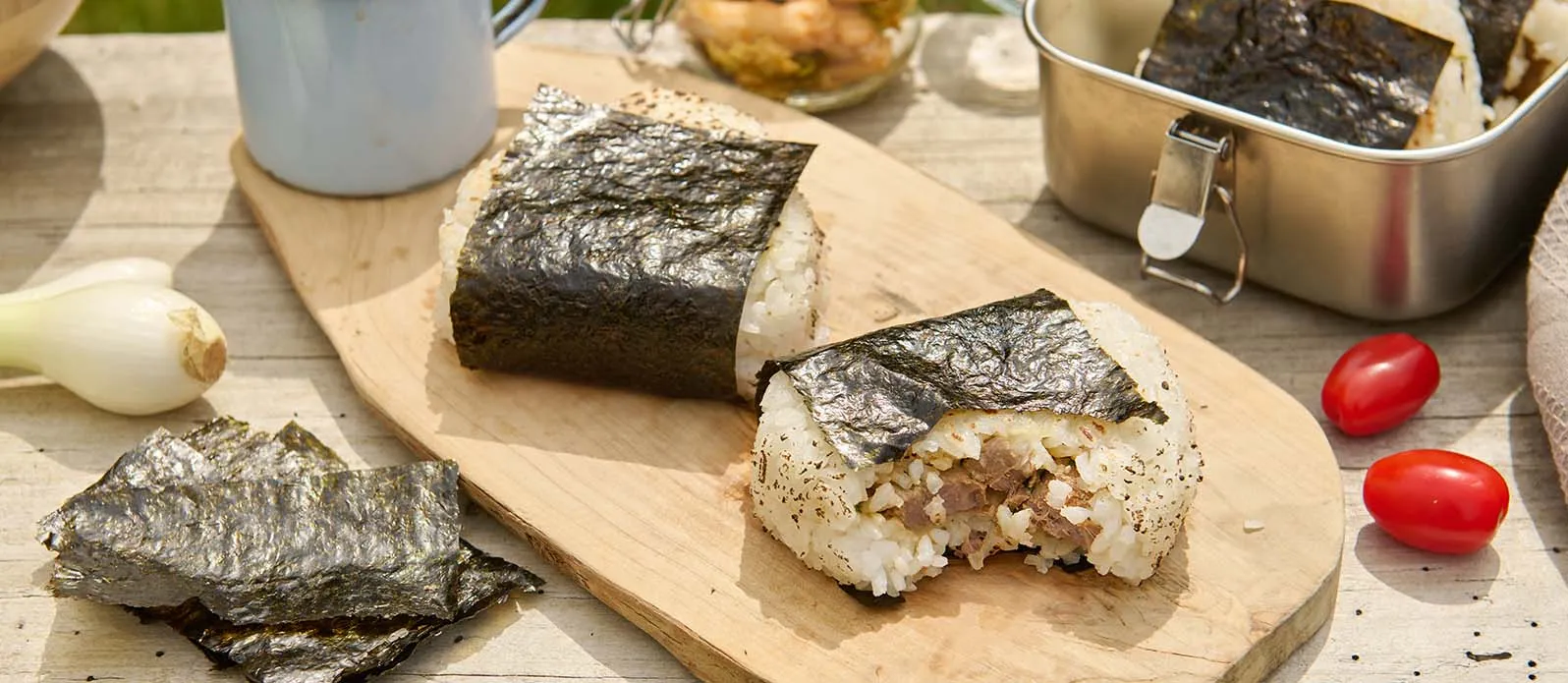 Kimchi soslu baharatlı ve ton balıklı onigiri