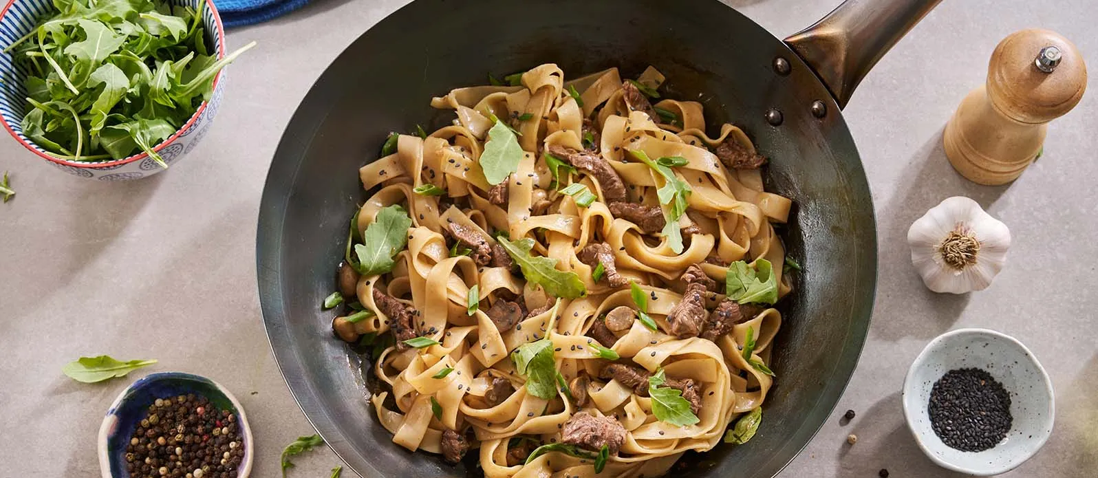 Rokalı, mantarlı ve etli tagliatelle wok